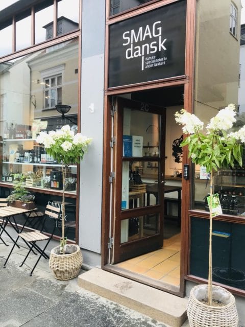 SmagDansk butik front med planter